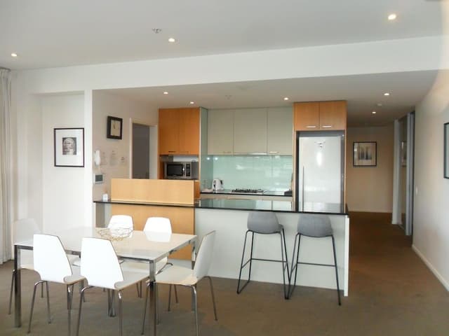 Deluxe Three Bedroom Two Bathroom Apartment with Marina Views