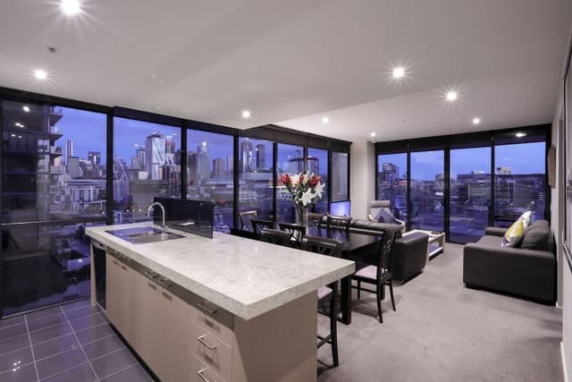 Deluxe Three Bedroom Two Bathroom Apartment with Marina Views