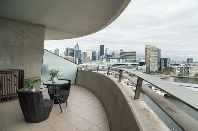 Deluxe Three Bedroom Two Bathroom Apartment with Marina Views