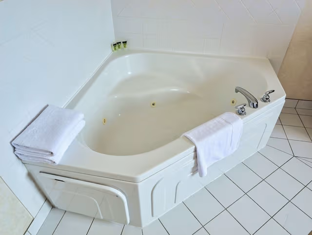 Standard Room, 1 Queen Bed, Jetted Tub