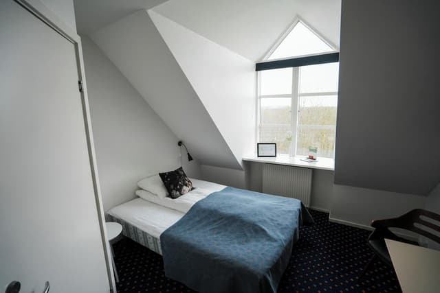 Economy Room, 1 Queen Bed (Hotel)
