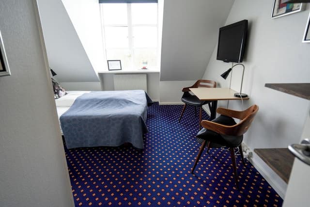 Economy Room, 1 Queen Bed (Hotel)