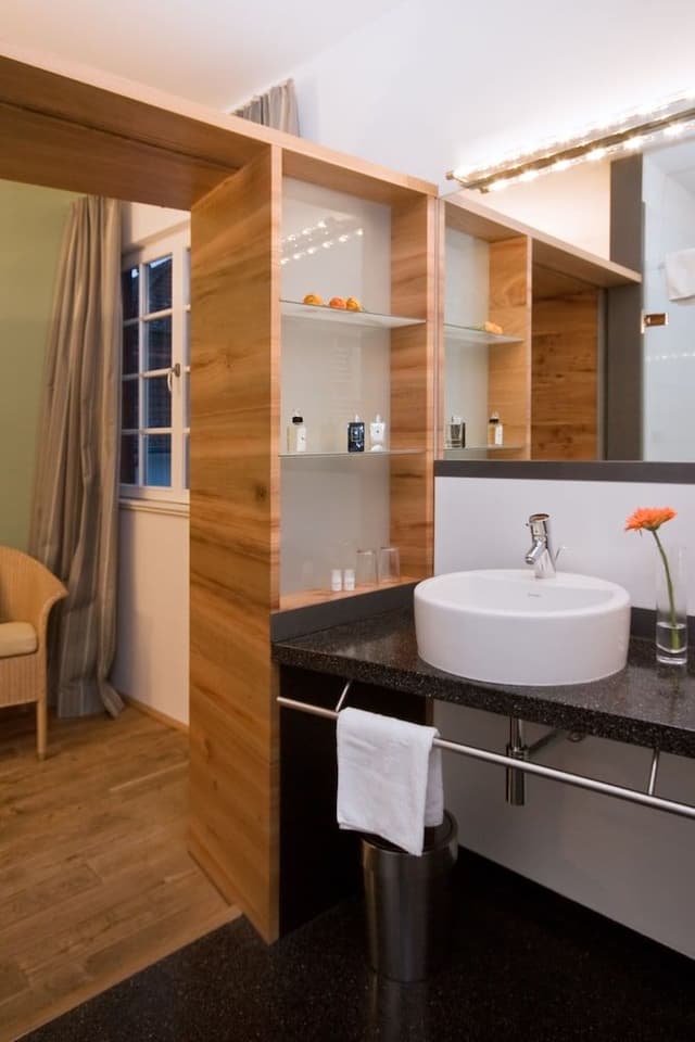 Suite, Lake View
