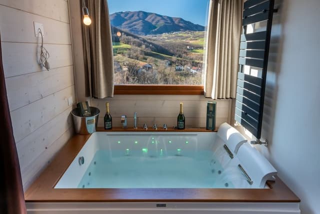 Deluxe Suite, Jetted Tub
