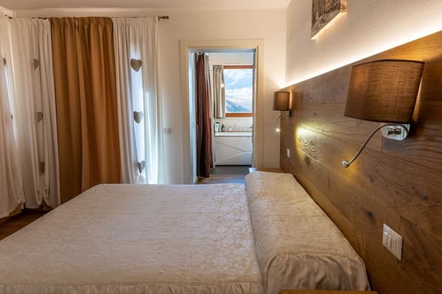 Deluxe Suite, Jetted Tub