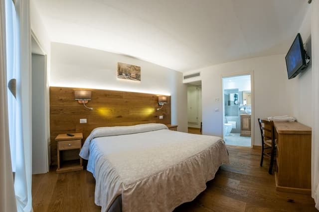 Deluxe Suite, Jetted Tub