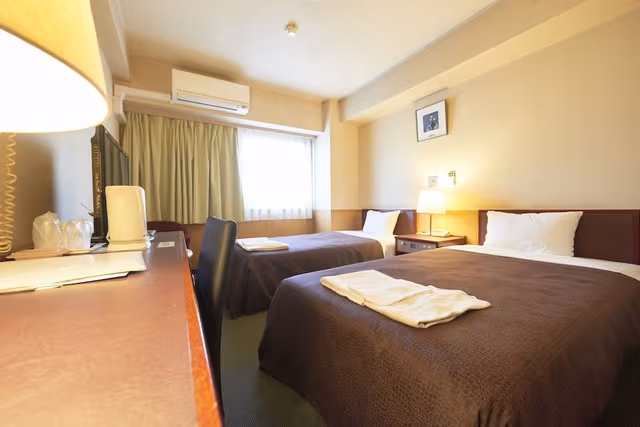 Twin Room, Smoking