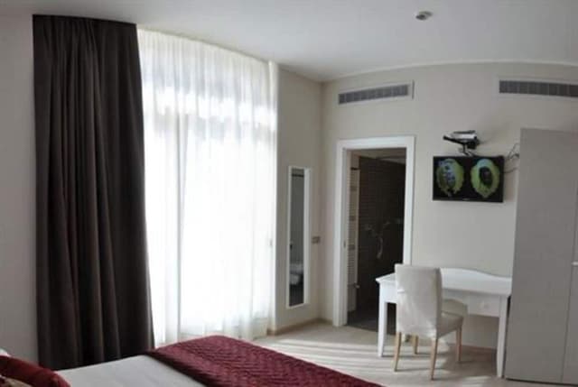 Standard Double or Twin Room, Partial Lake View (Laterale)