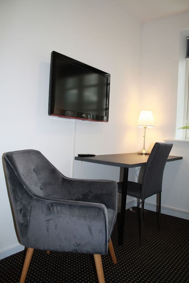 Single Room, Kitchenette