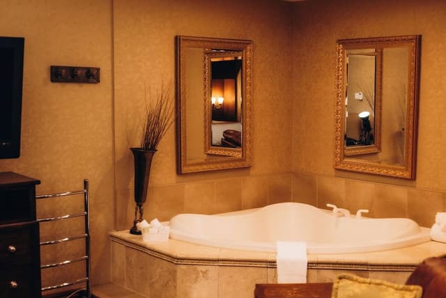 Superior Room, Jetted Tub