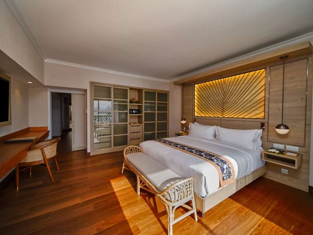 1 KING BED ROYAL OCEAN VIEW SUITE HINA