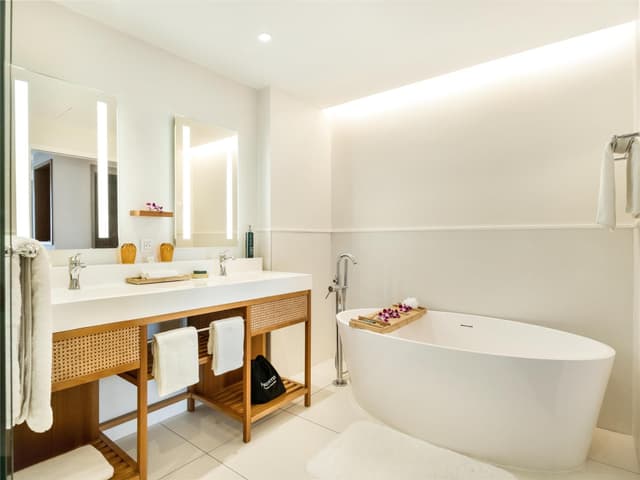 1 KING BED OCEAN VIEW SUITE