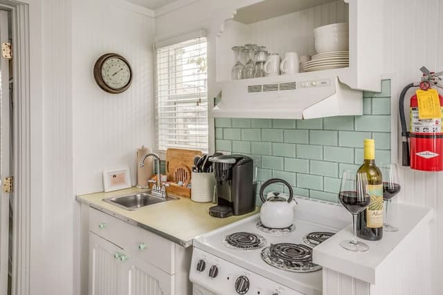 McBee Cottage - Grand Queen (Pet and child friendly)