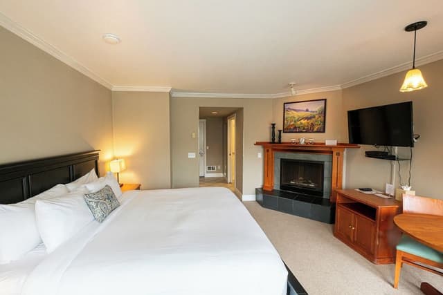 The Courtyard - Grand Queen (Pet and child friendly)