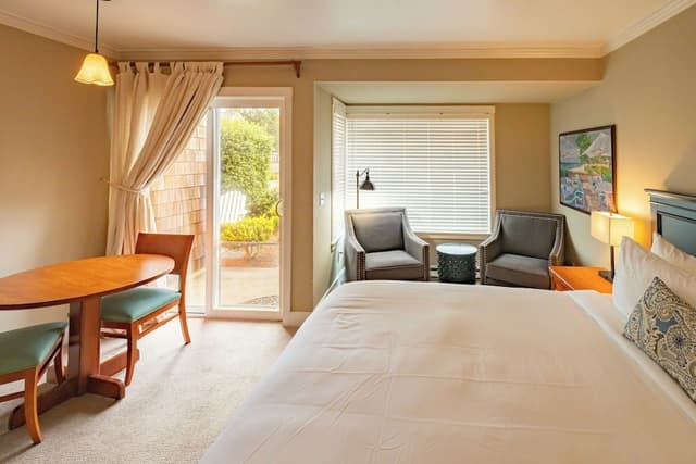 The Courtyard - Grand Queen (Pet and child friendly)