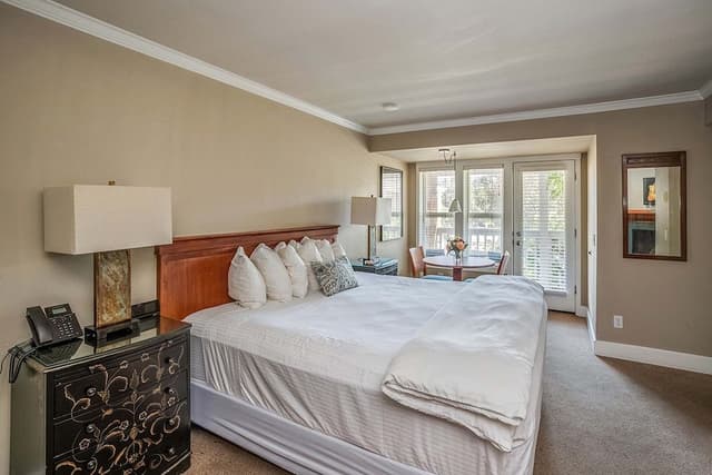 The Courtyard - Premier King (Pet and child friendly)