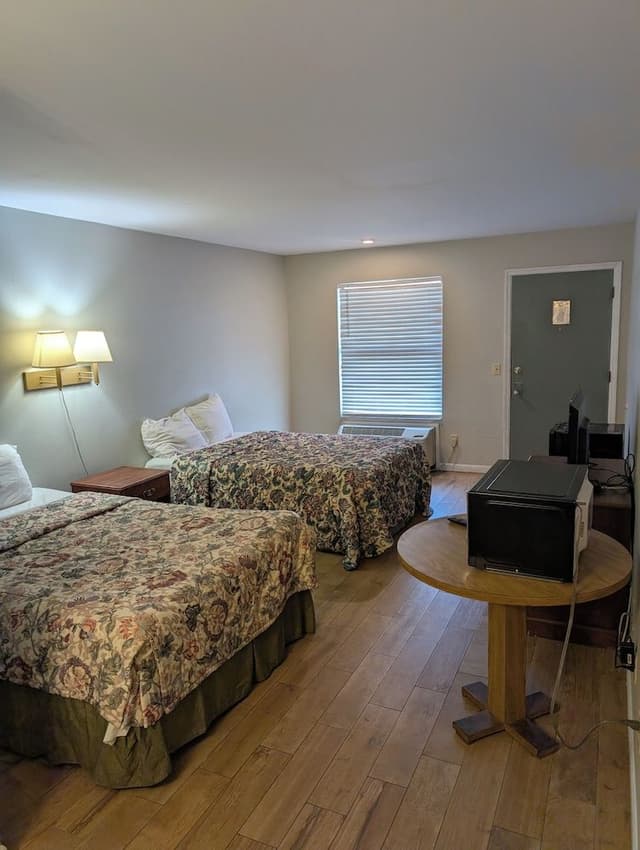 2 Full Beds, Smoking
