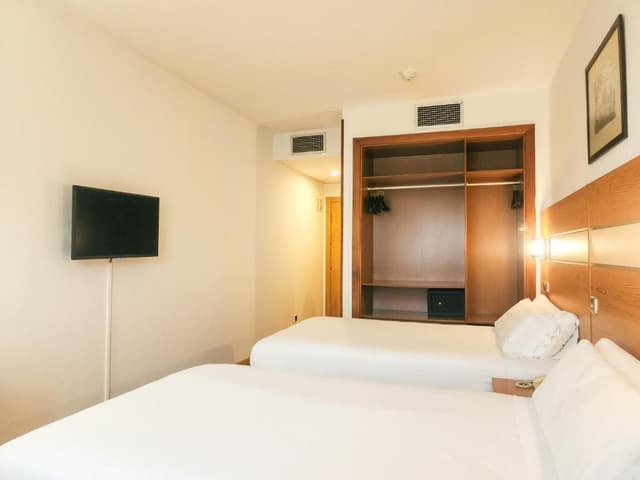2 Single Beds