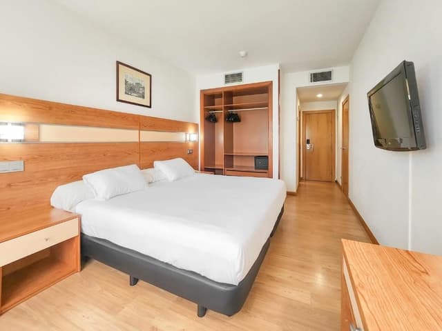 1 King Bed