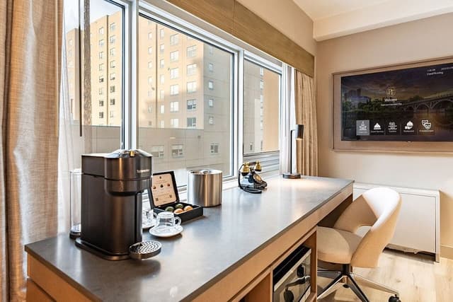 Deluxe Room, 1 King Bed, City View