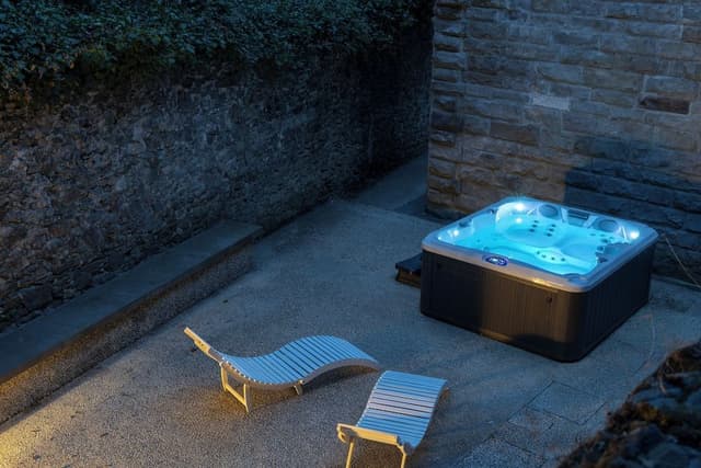 Deluxe Suite, Jetted Tub, Garden View