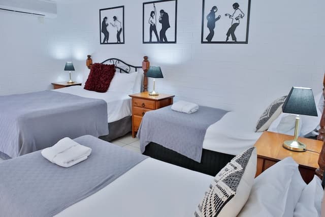 Family Room, 1 Queen Bed & 2 Single Beds