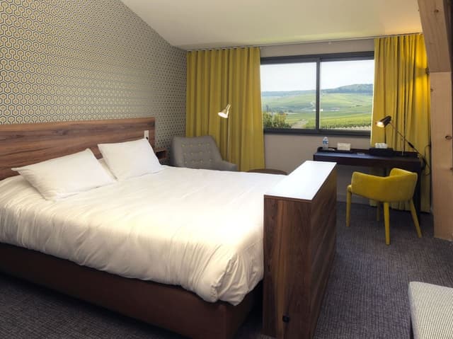 Deluxe Room, 1 Queen Bed, Non Smoking