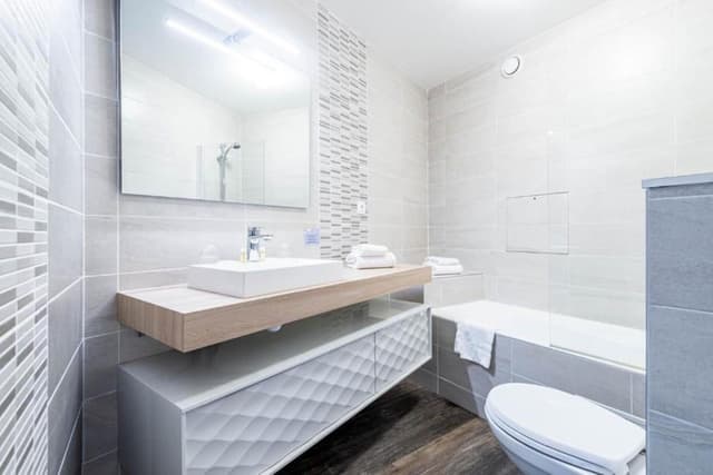 Comfort Room, 1 Queen Bed, Non Smoking, Balcony