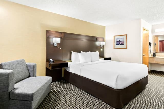 Standard Room, 1 King Bed, Accessible, Non Smoking