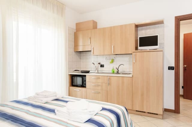 Studio, 1 French double bed (140cm x 200cm)