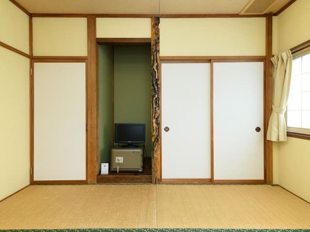 Japanese Room with Shared Washroom - Twin (Non-Smoking)