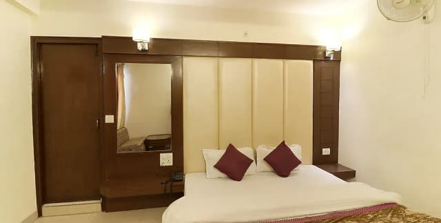 Executive Room (Mall Facing)