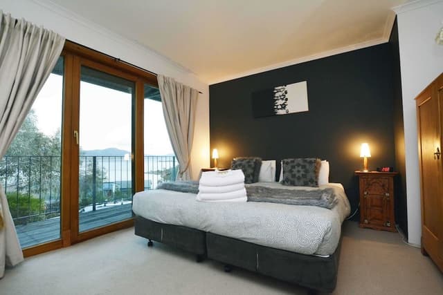 Lake Frontage 5 Bedroom Home, Very Spacious