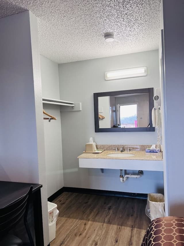 Single Room, 1 King Bed, Smoking