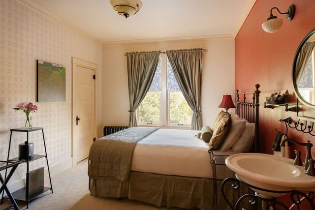 Classic Room, 1 Queen Bed, Non Smoking