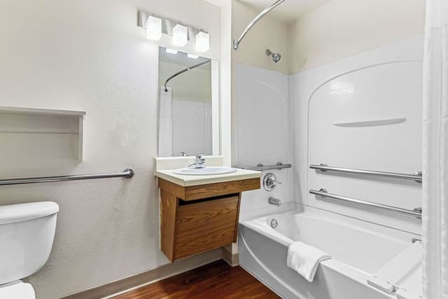 Standard Room, 1 Double Bed, Accessible, Non Smoking (Bathtub)