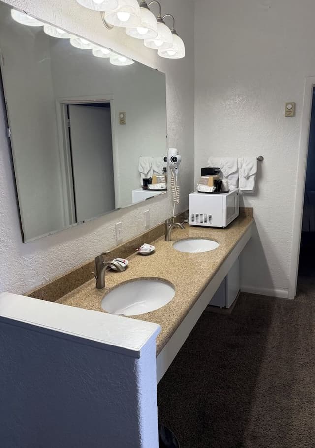 Deluxe Suite, 2 Bedrooms (2nd floor)