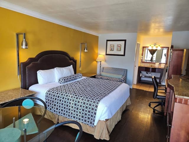 Standard Room, 1 King Bed