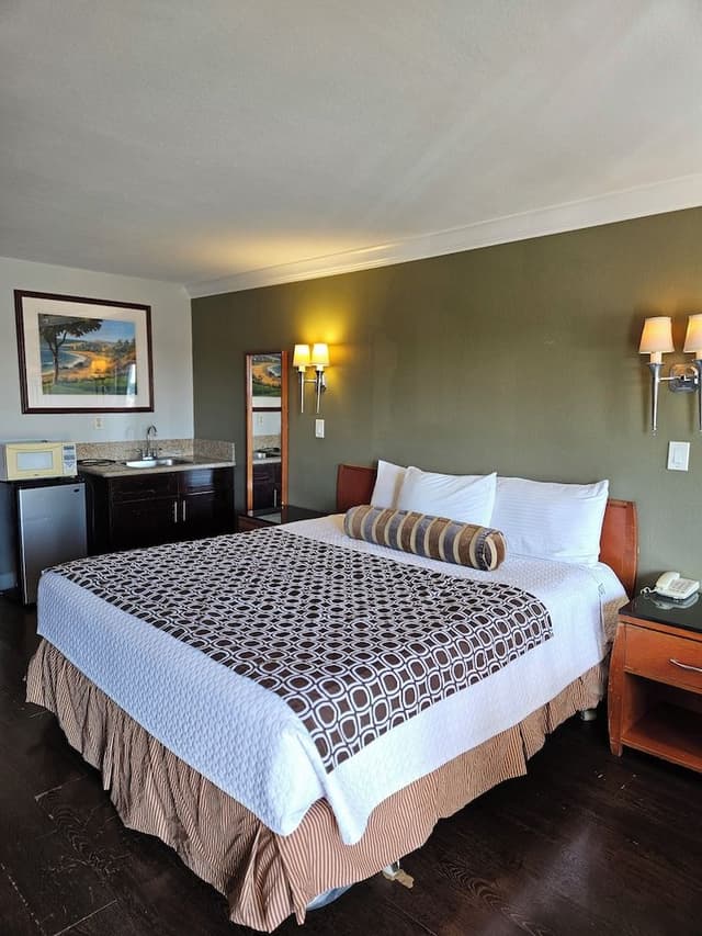 Standard Room, 1 King Bed