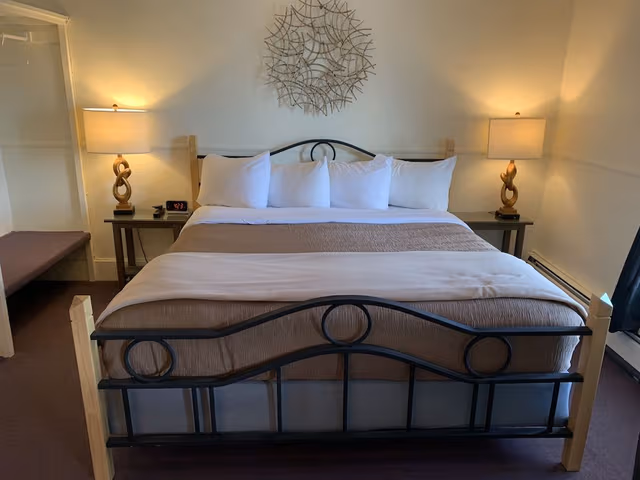 Comfort Room, 1 Queen Bed, Non Smoking, Ensuite