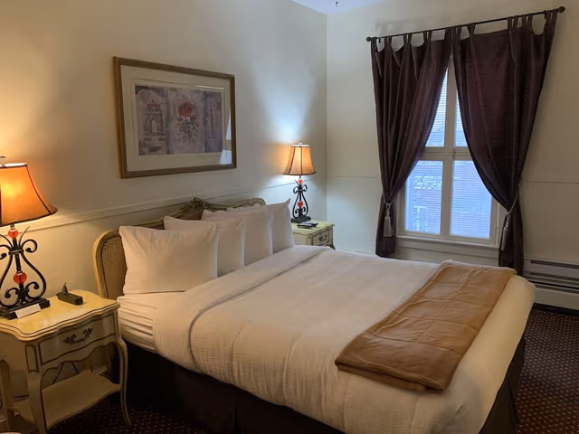 Comfort Room, 1 Queen Bed, Non Smoking, Ensuite