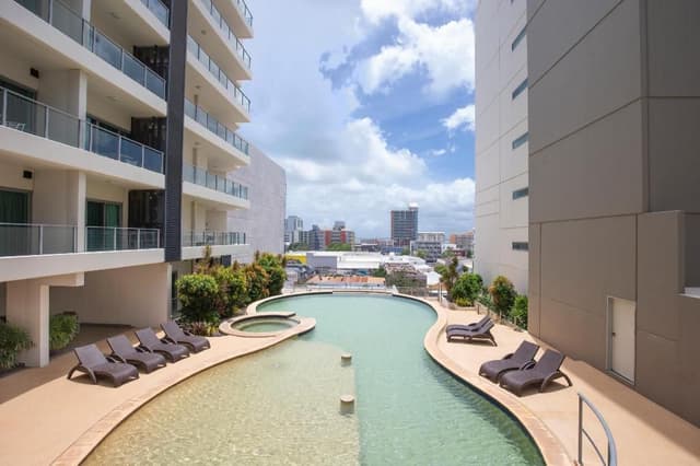 One-Bedroom Apartment with Water View - Weekly Housekeeping