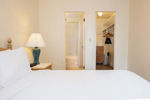 Room, 1 Queen Bed (No Air-conditioning)