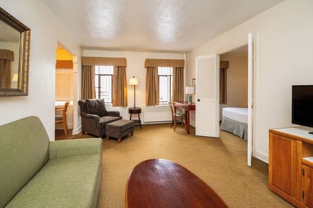 Room, 1 Queen Bed (No Air-conditioning)