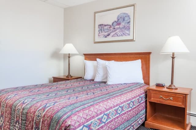 Standard Room, 1 Queen Bed, Refrigerator & Microwave