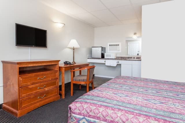 Standard Room, 1 Queen Bed, Refrigerator & Microwave