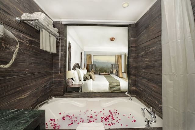 Royal Suite, Bathtub, River View