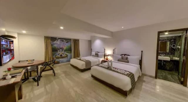 Executive Suite, 2 Queen Beds, Bathtub