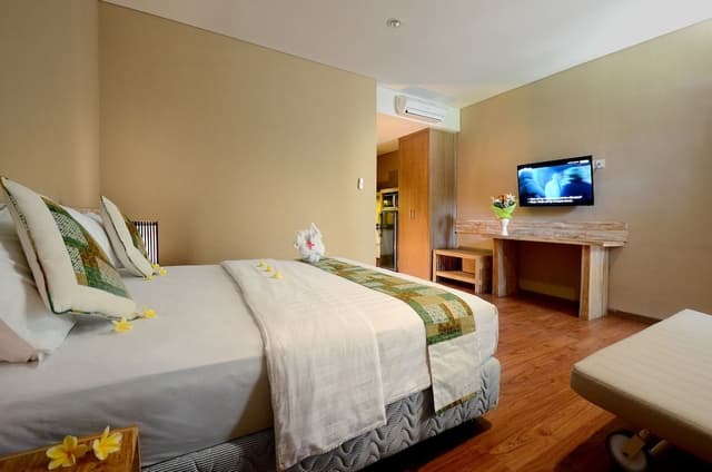 Premier Room (Pool or Garden View)