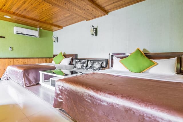 Basic Quadruple Room, Jetted Tub, Mountain View